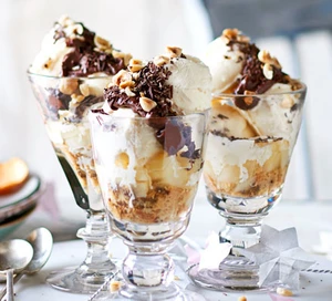 Coupes glacées au chocolat avec poire et pud de Noël